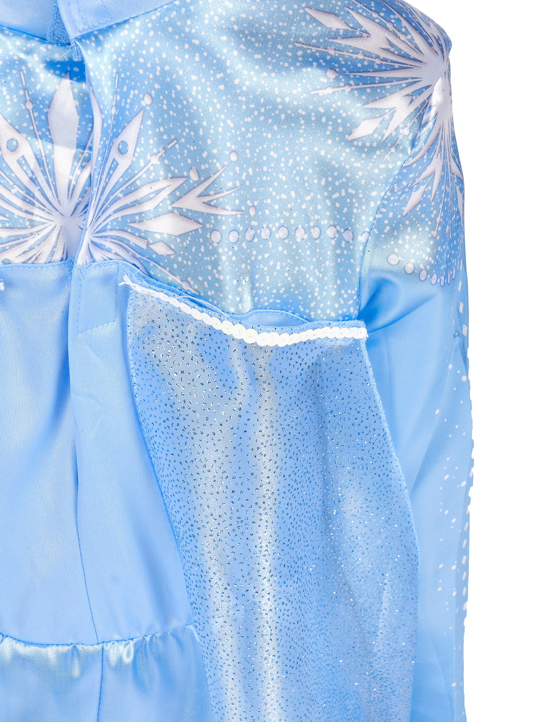 Détail des motifs flocons et des sequins sur l'épaule du déguisement Elsa Reine des Neiges 2 classique