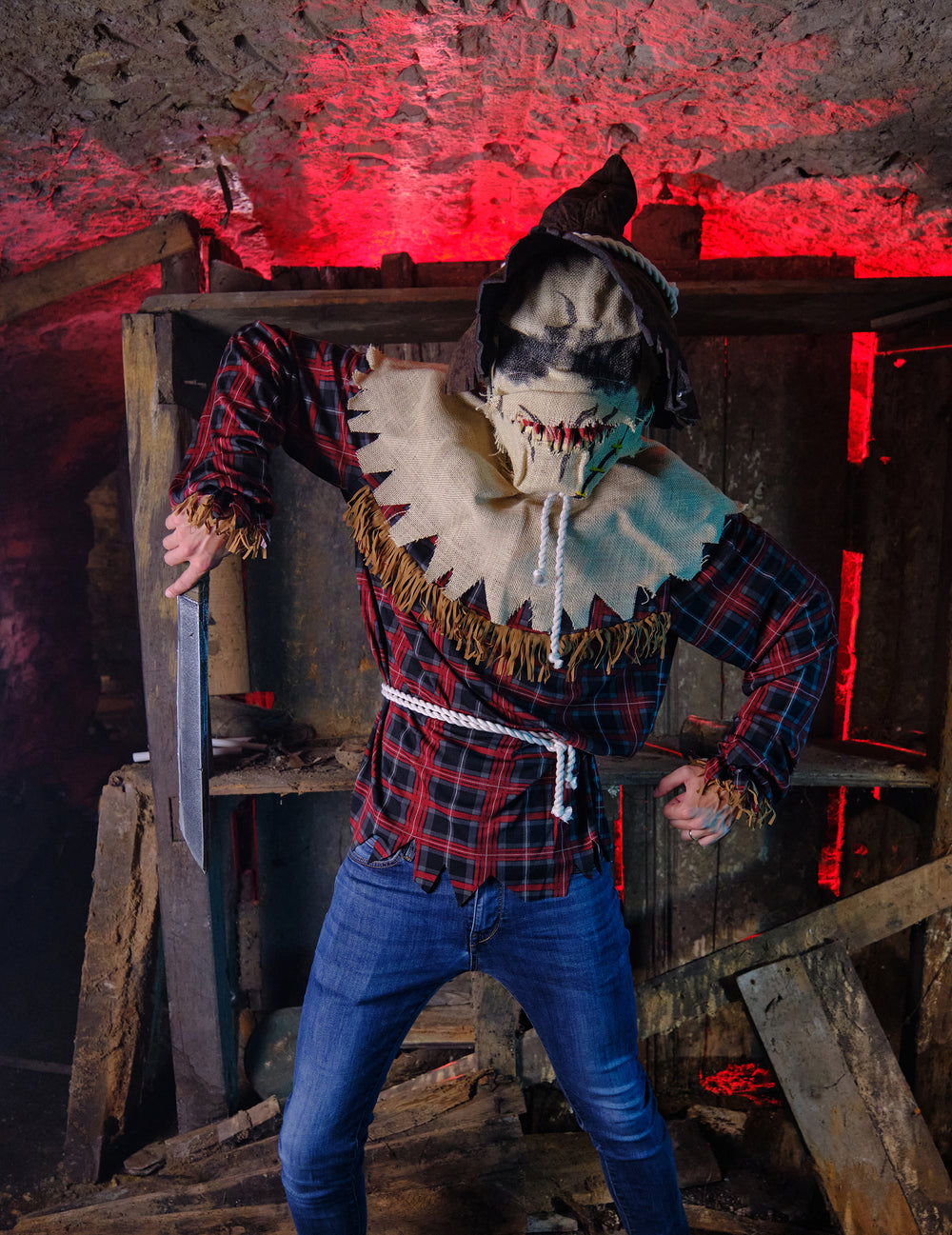 Vue de face avec machette du déguisement épouvantail avec masque luxe