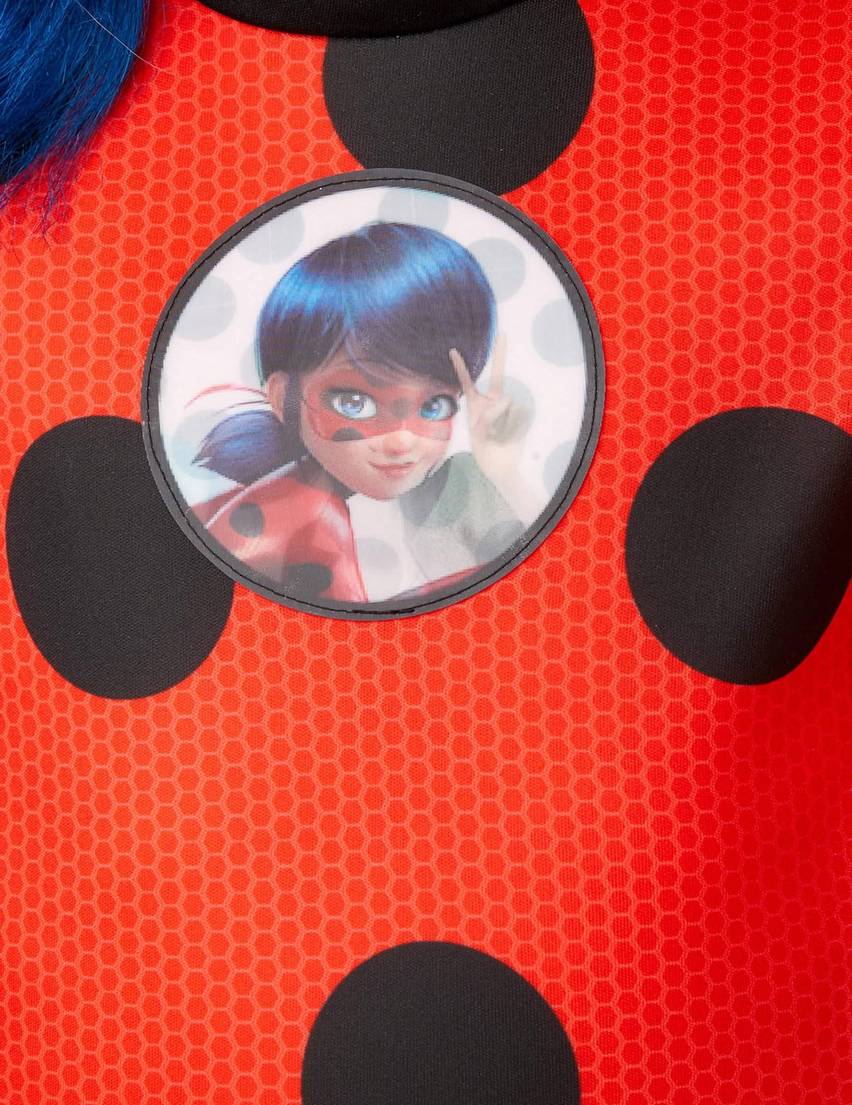 Detalhe do emblema do disfarce e máscara Miraculous Ladybug