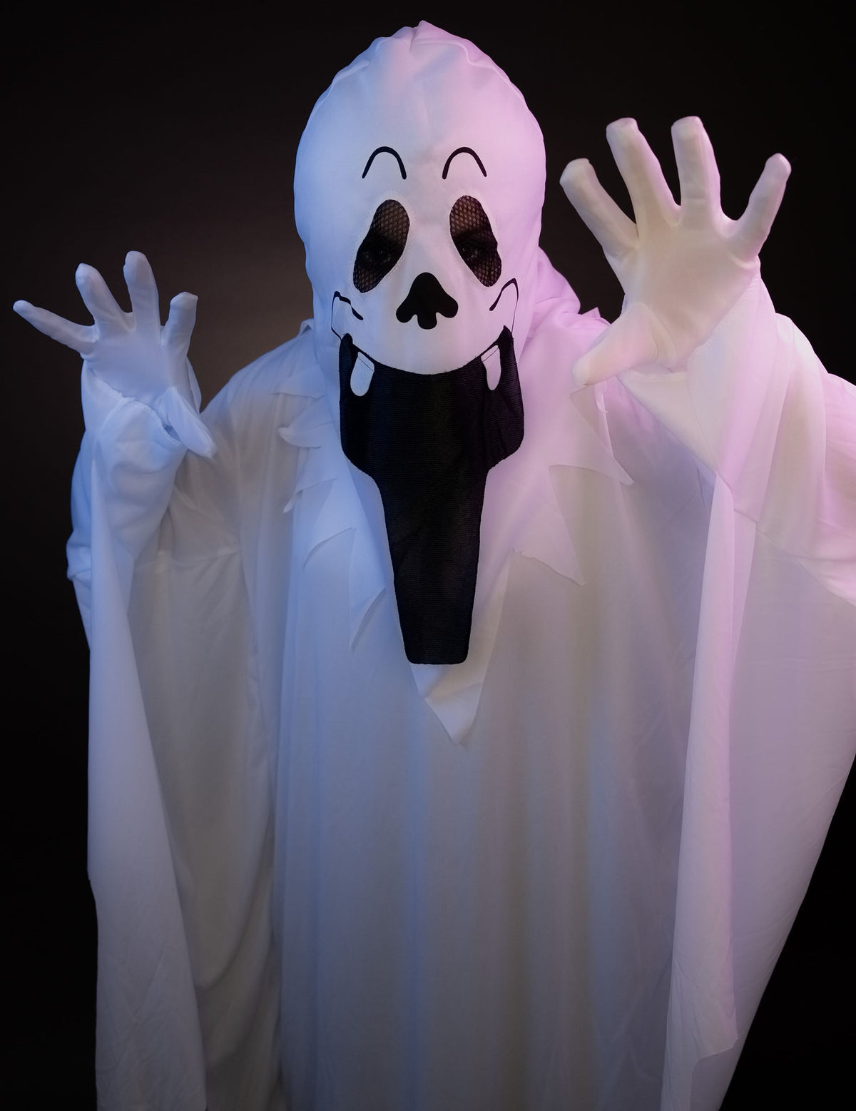 Gros plan sur le masque du déguisement de fantôme Halloween