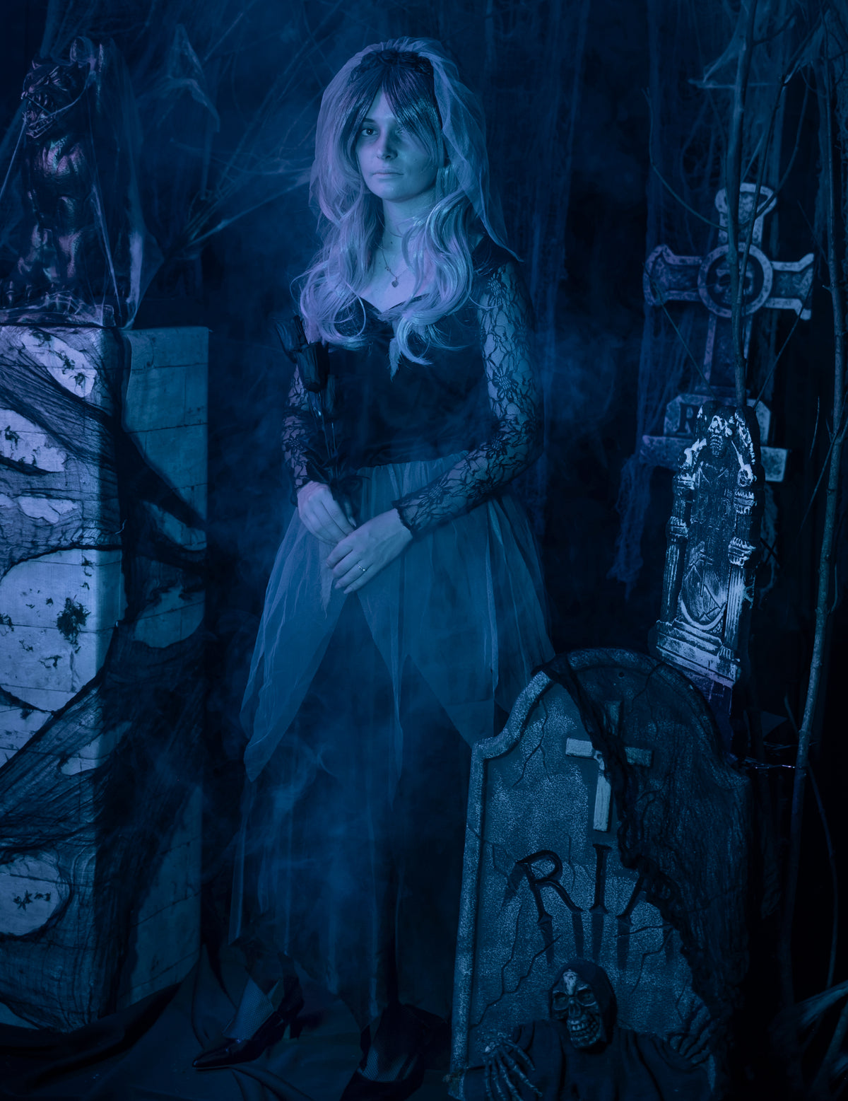 Mise en situation dans un décor d'Halloween du déguisement de fantôme mariée noire