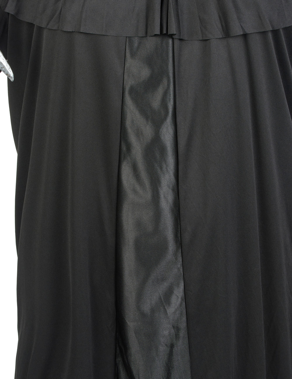 Détail du tissu et des plis du déguisement de faucheuse