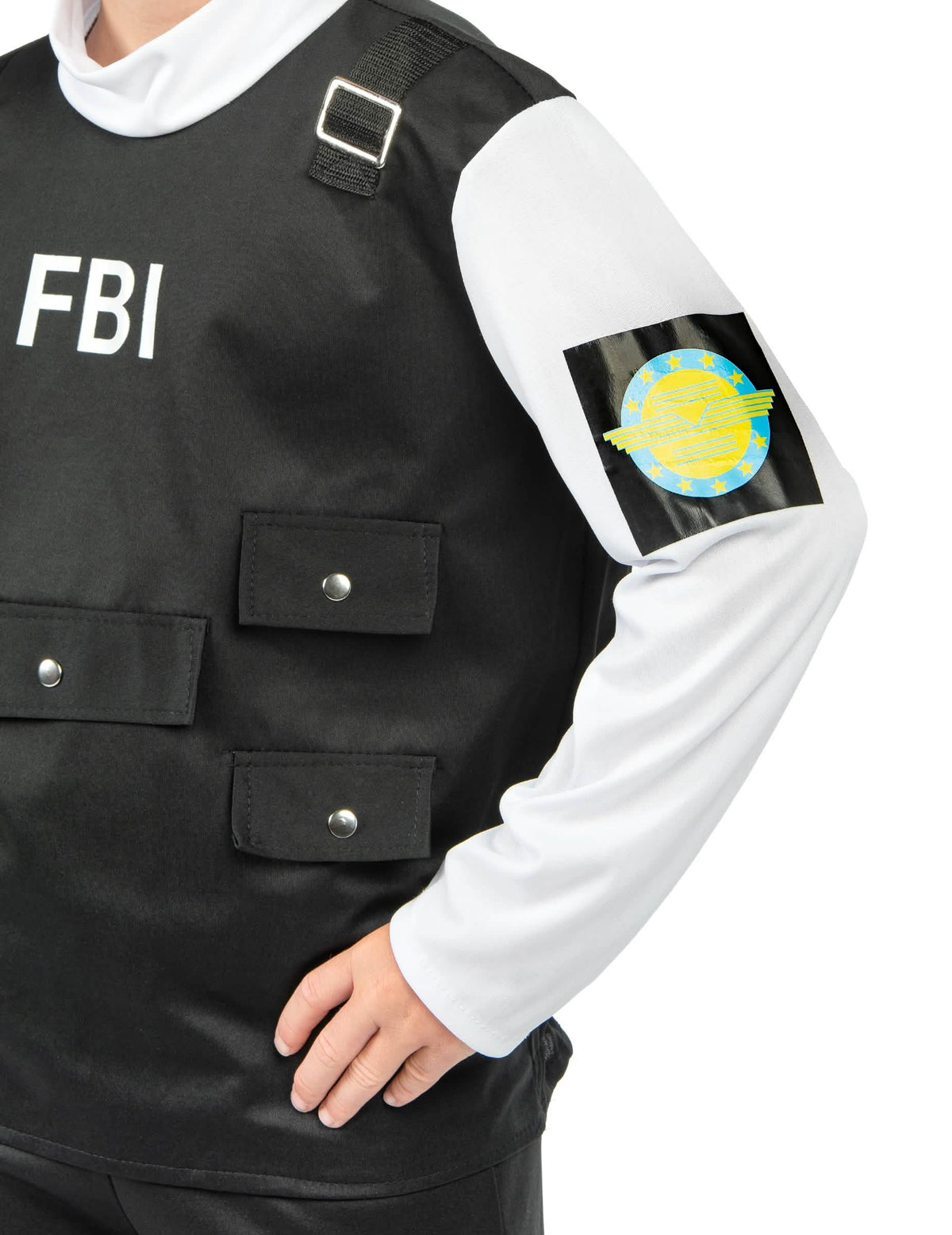Grande aproximação do colete e do emblema da manga do disfarce FBI para criança