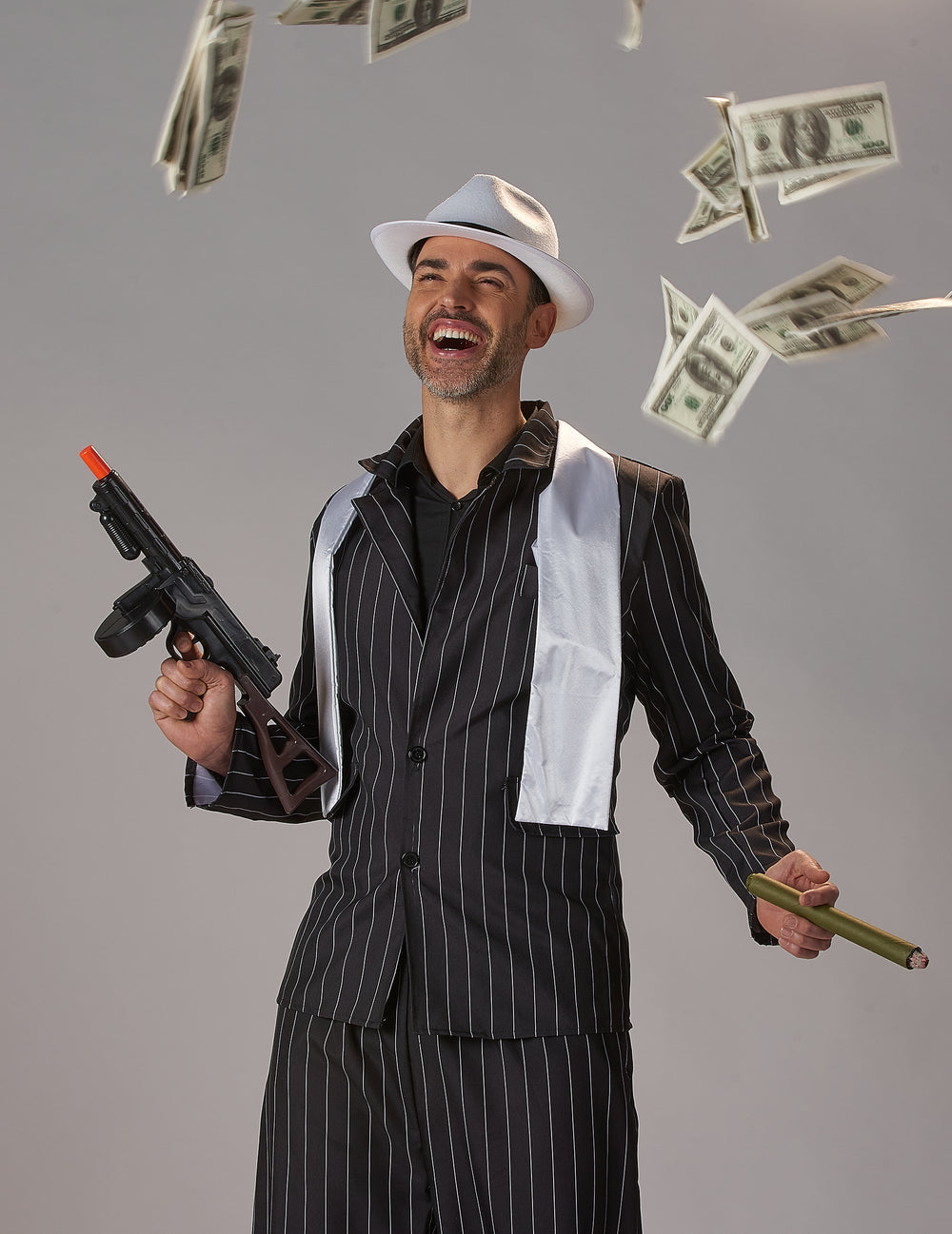 Mise en situation avec accessoires du déguisement de gangster pour homme