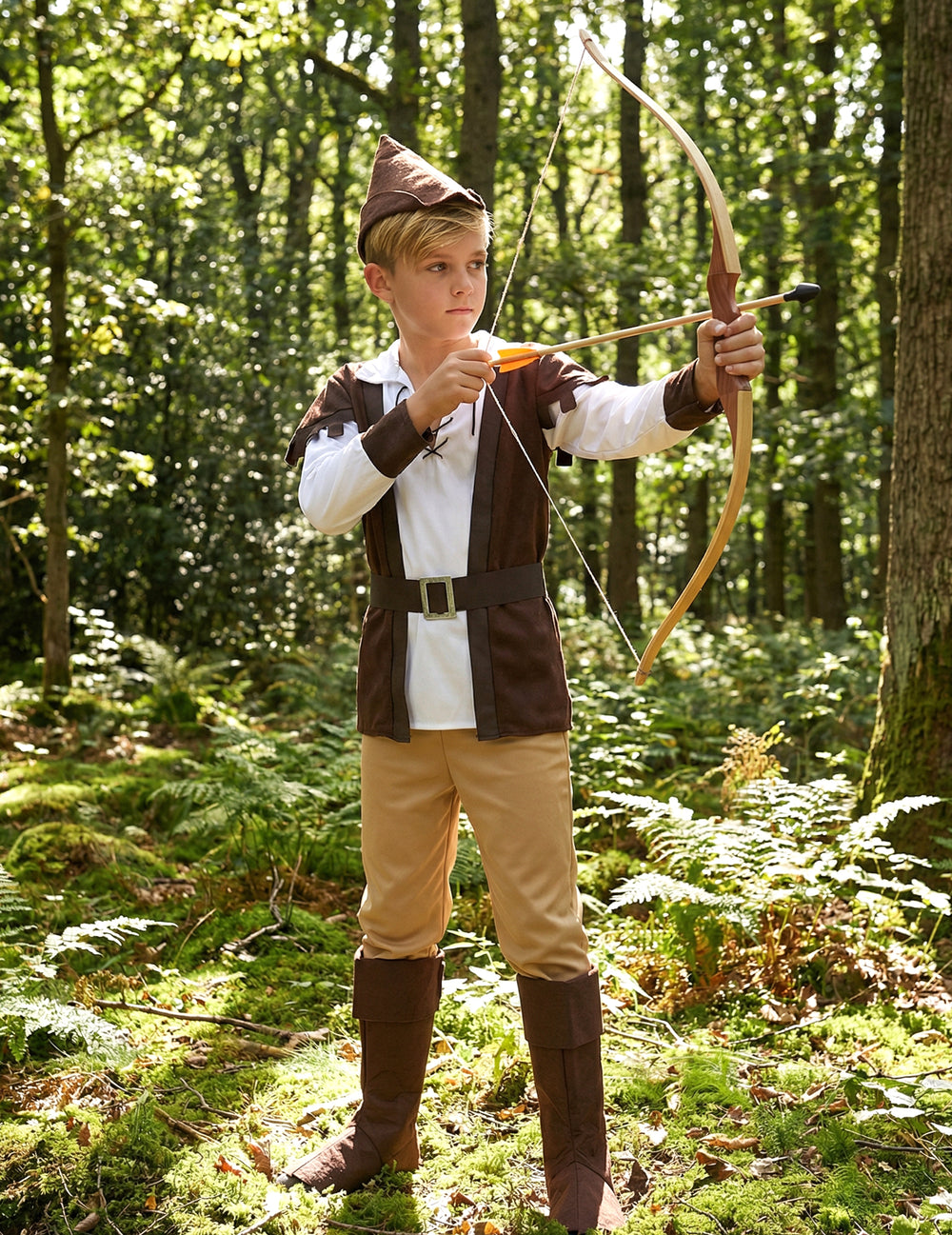 Enfant avec l'arc et la flèche du déguisement garçon des bois