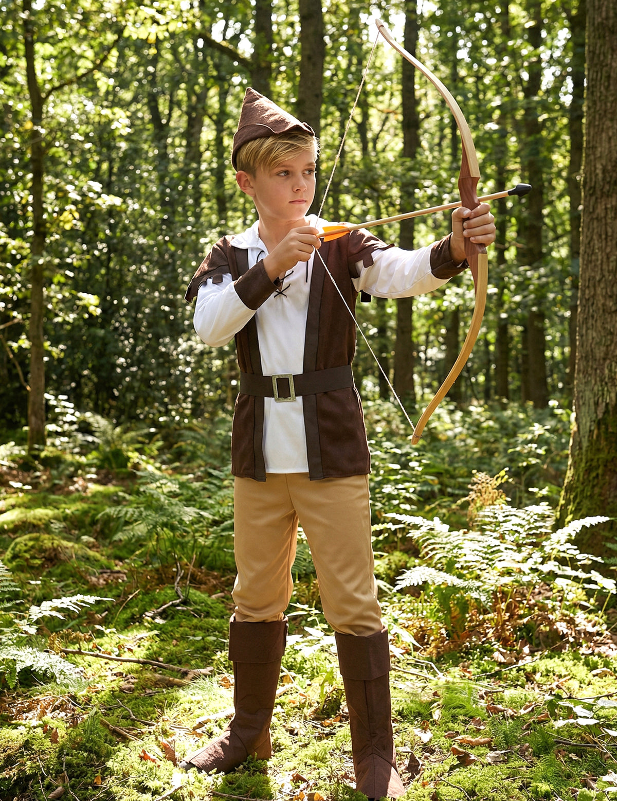 Enfant avec l'arc et la flèche du déguisement garçon des bois