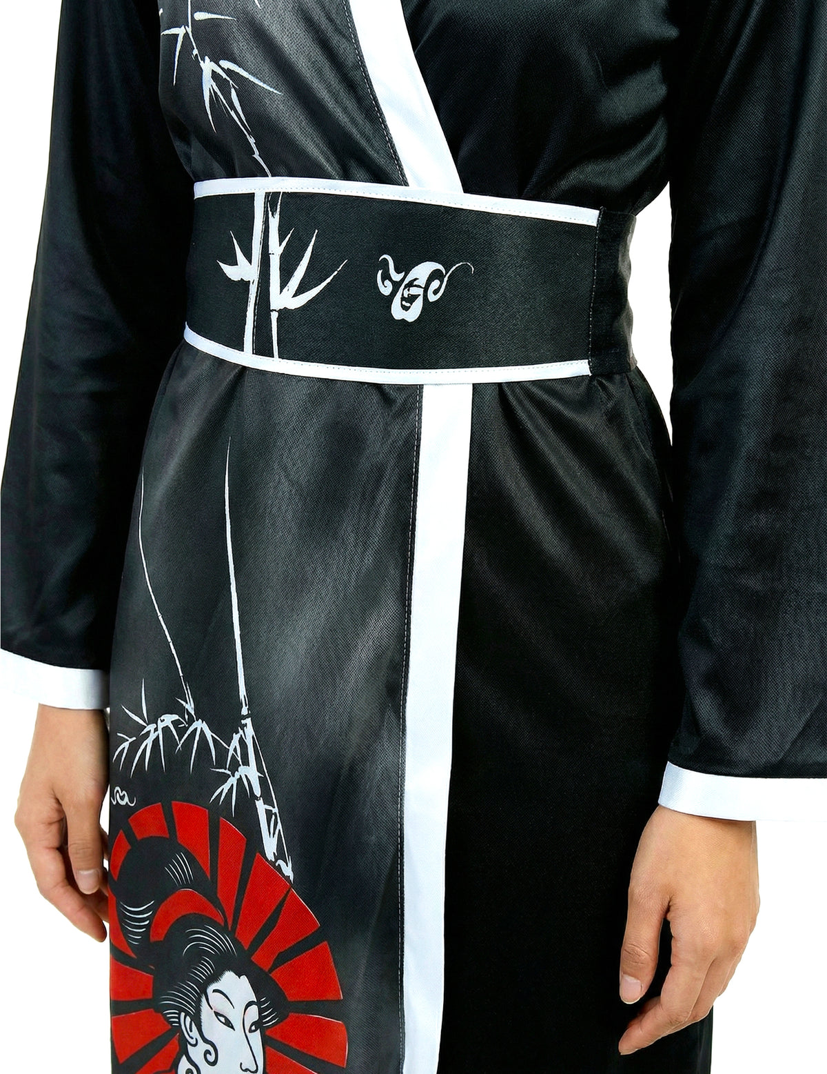 Détail de la ceinture et des motifs du déguisement de geisha pour femme noir et blanc
