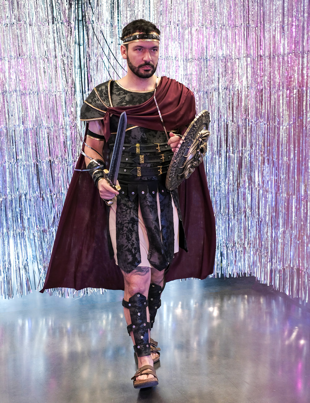 Mise en situation de marche du déguisement de gladiateur romain pour homme