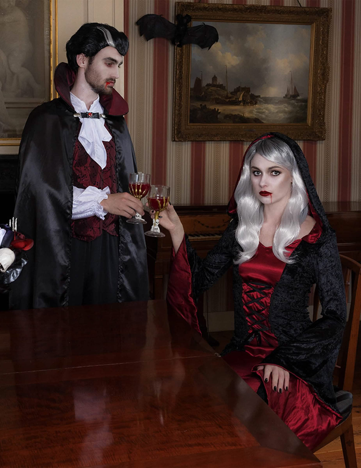 Fato gótico com capuz para mulher vermelho e preto