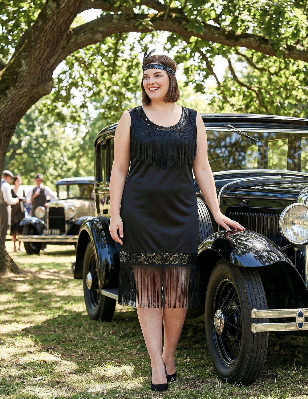 Mise en scène avec voiture ancienne du déguisement robe Charleston