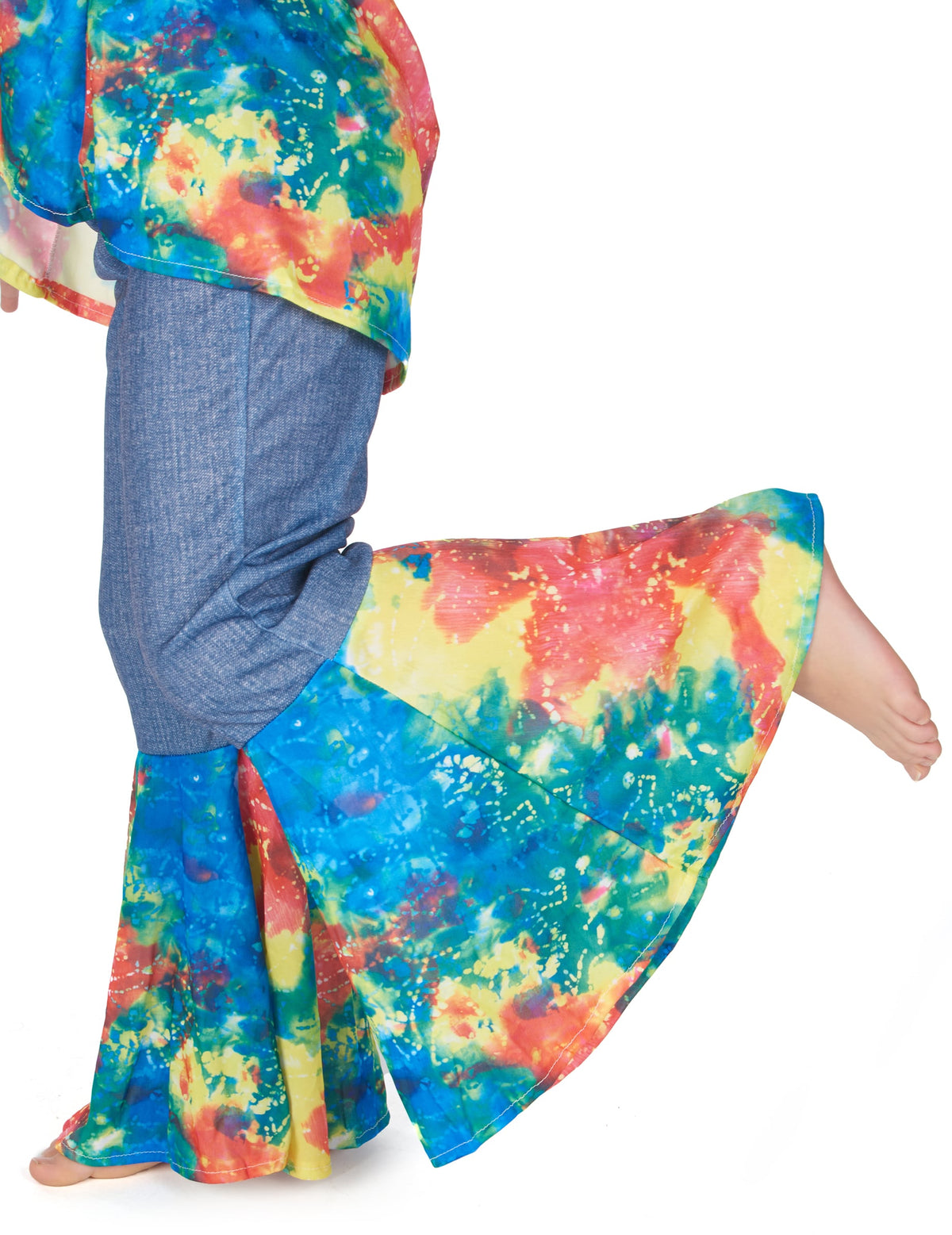 Gros plan sur l'évasement multicolore du pantalon du déguisement hippie pour fille