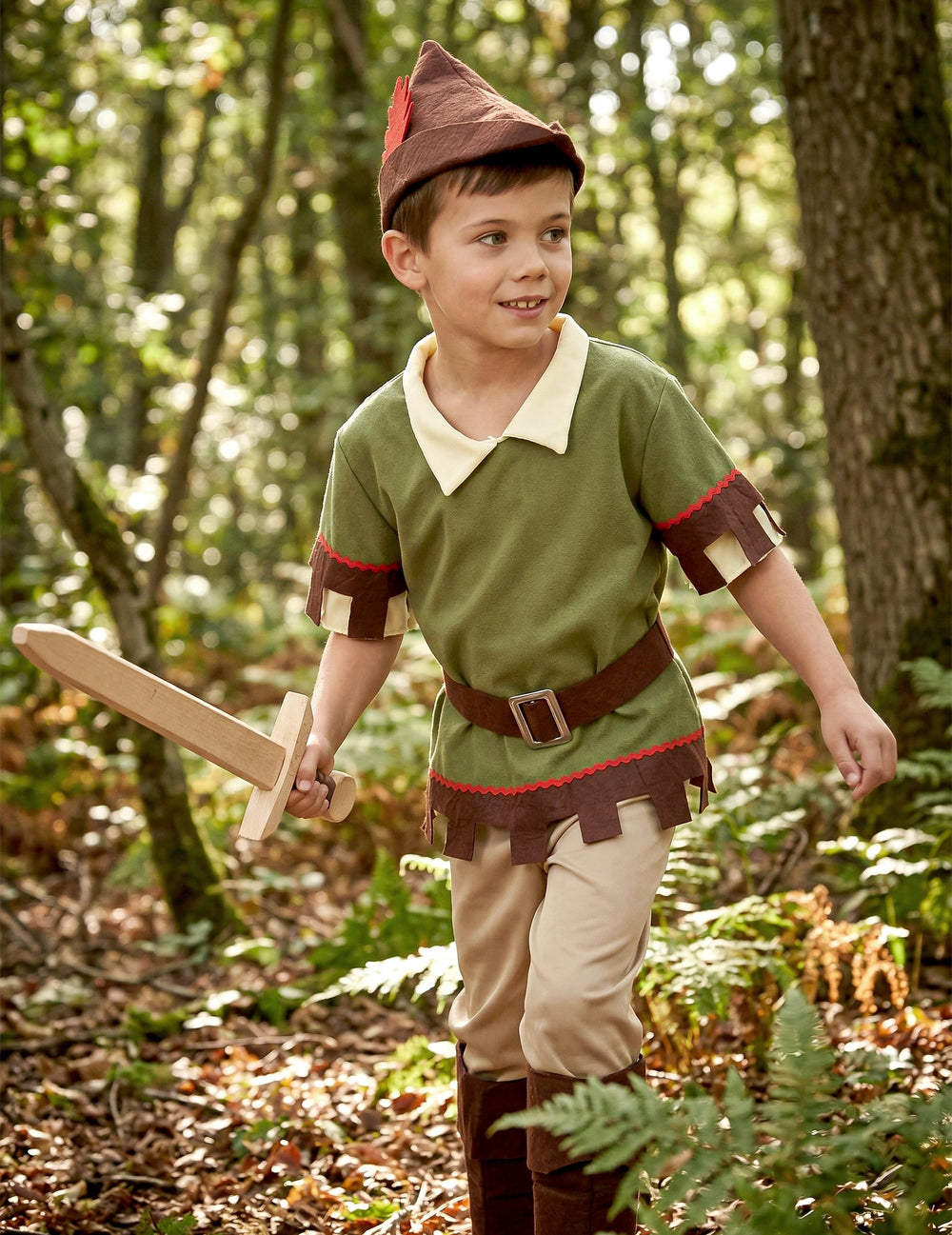 Mise en situation avec l'épée du déguisement homme des bois pour garçon