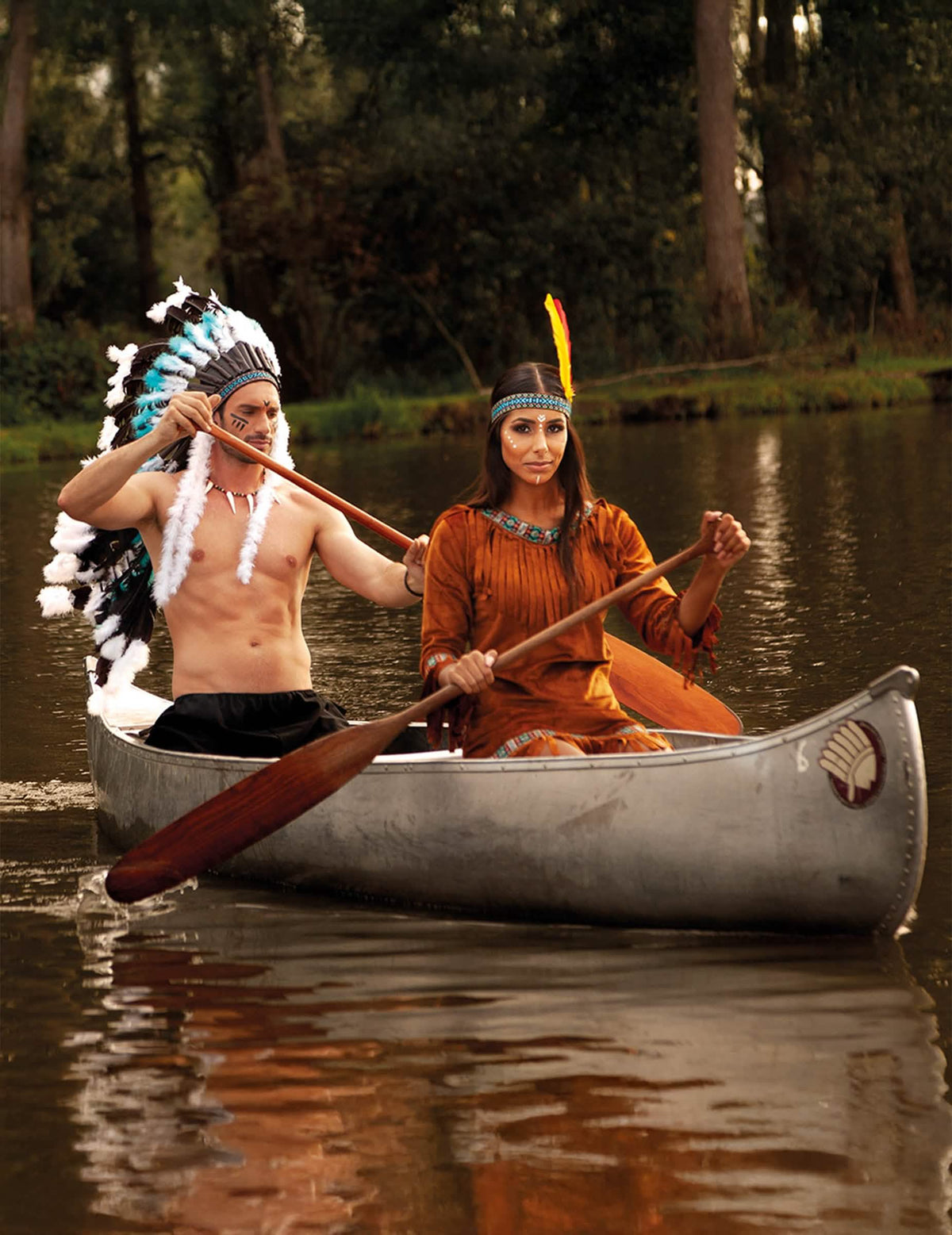 Encenação em canoa do disfarce de mulher índia