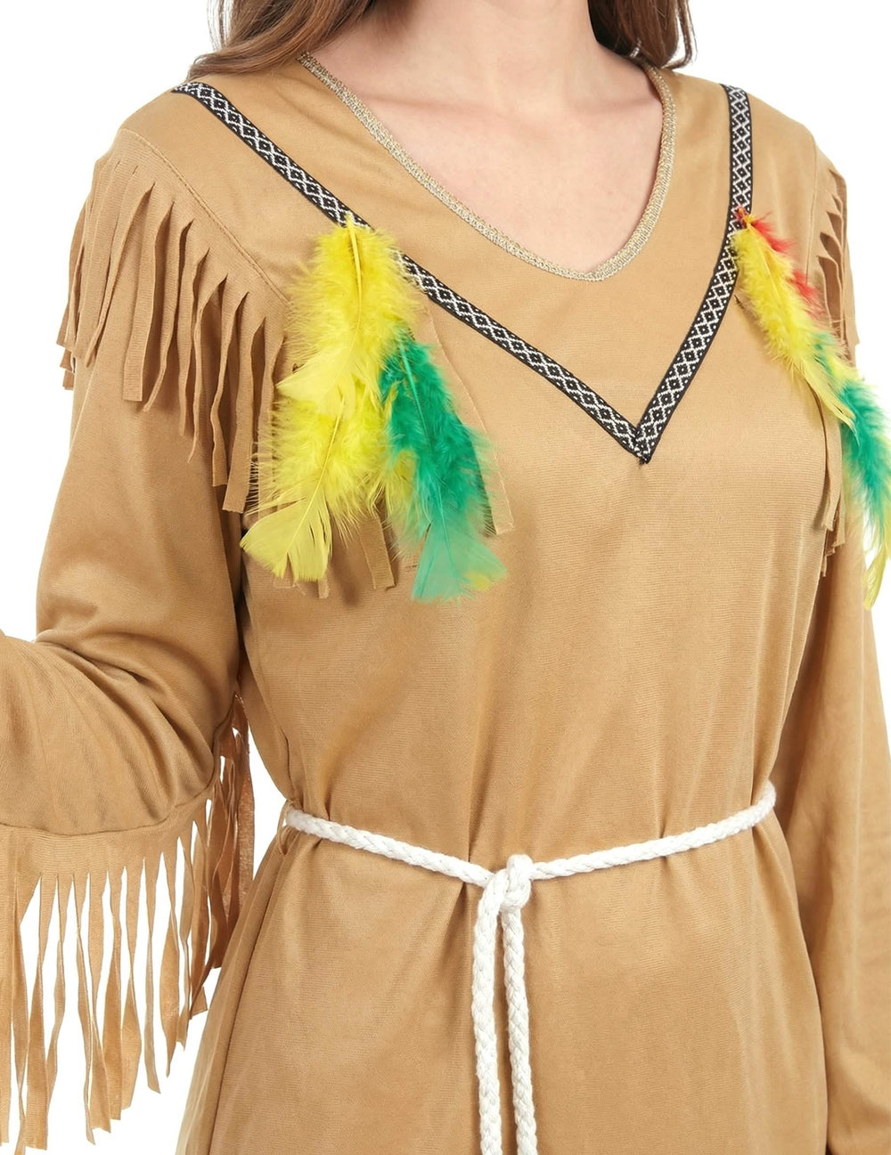 Détail du buste avec plumes et franges du déguisement d'indienne robe longue pour femme