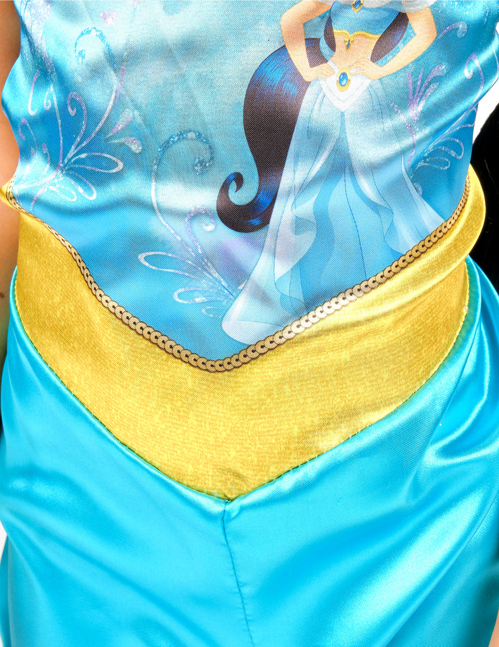 Détail de la ceinture dorée et du motif imprimé du déguisement de Jasmine™ pour enfant