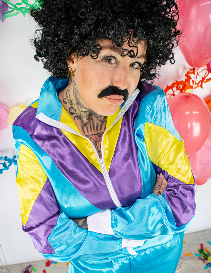Portrait avec accessoires du déguisement jogging années 80 pour adulte