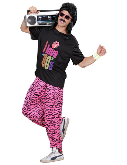 Mise en situation avec accessoires du déguisement jogging I love 80's