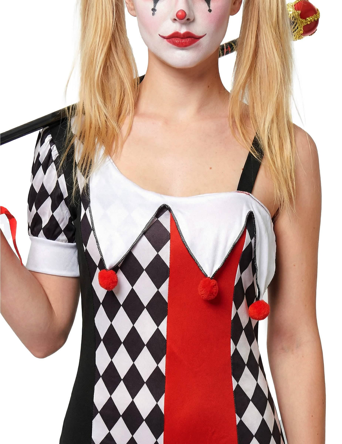 Plano aproximado do busto e da gola do disfarce de Joker para mulher
