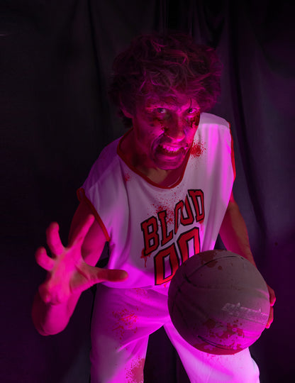 Gros plan sur le maquillage du déguisement joueur de basket zombie pour homme
