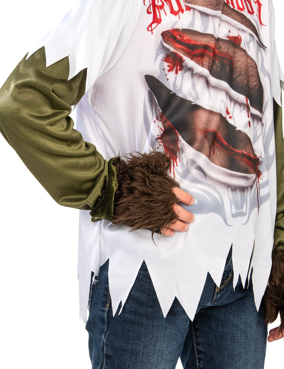 Détail du torse ensanglanté et de la main en fourrure du déguisement de loup-garou pour enfant