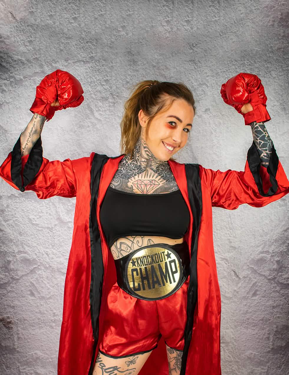 Vista frontal do fato de boxe vermelha para mulher
