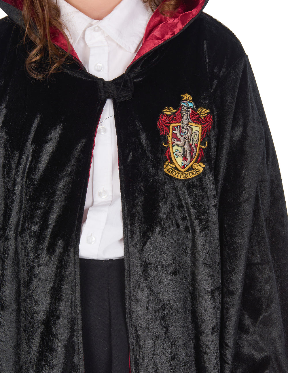 Gros plan sur le blason Gryffindor du déguisement luxe robe Harry Potter pour enfant