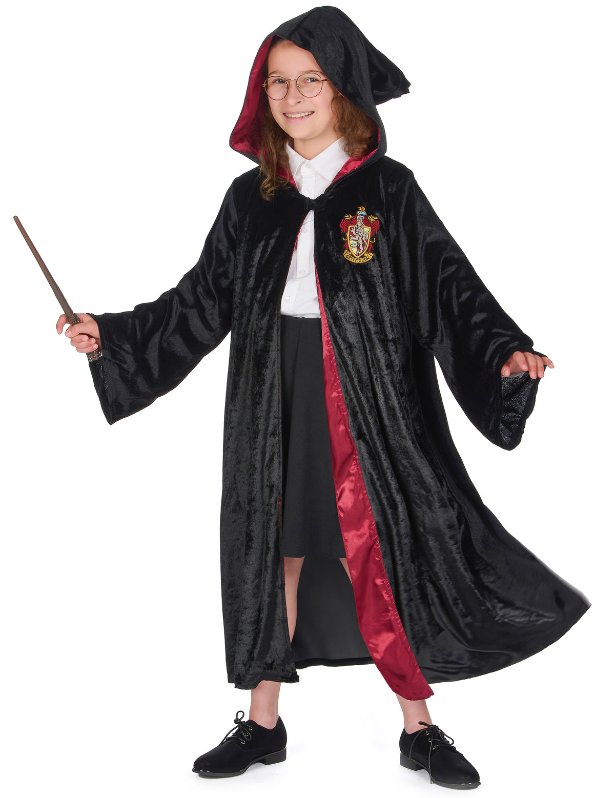 Vue avec capuche et baguette du déguisement luxe robe Harry Potter pour enfant