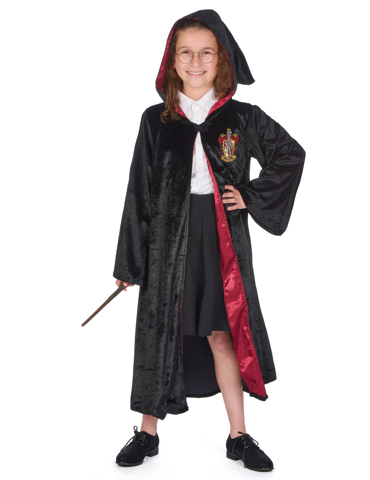Vue de face avec capuche et baguette du déguisement luxe robe Harry Potter pour enfant