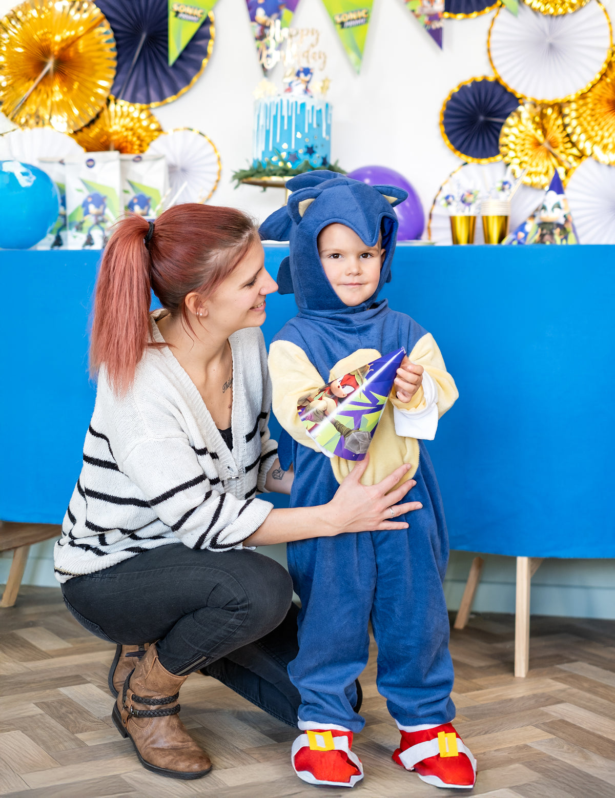 Mise en situation du déguisement luxe Sonic™ pour enfant