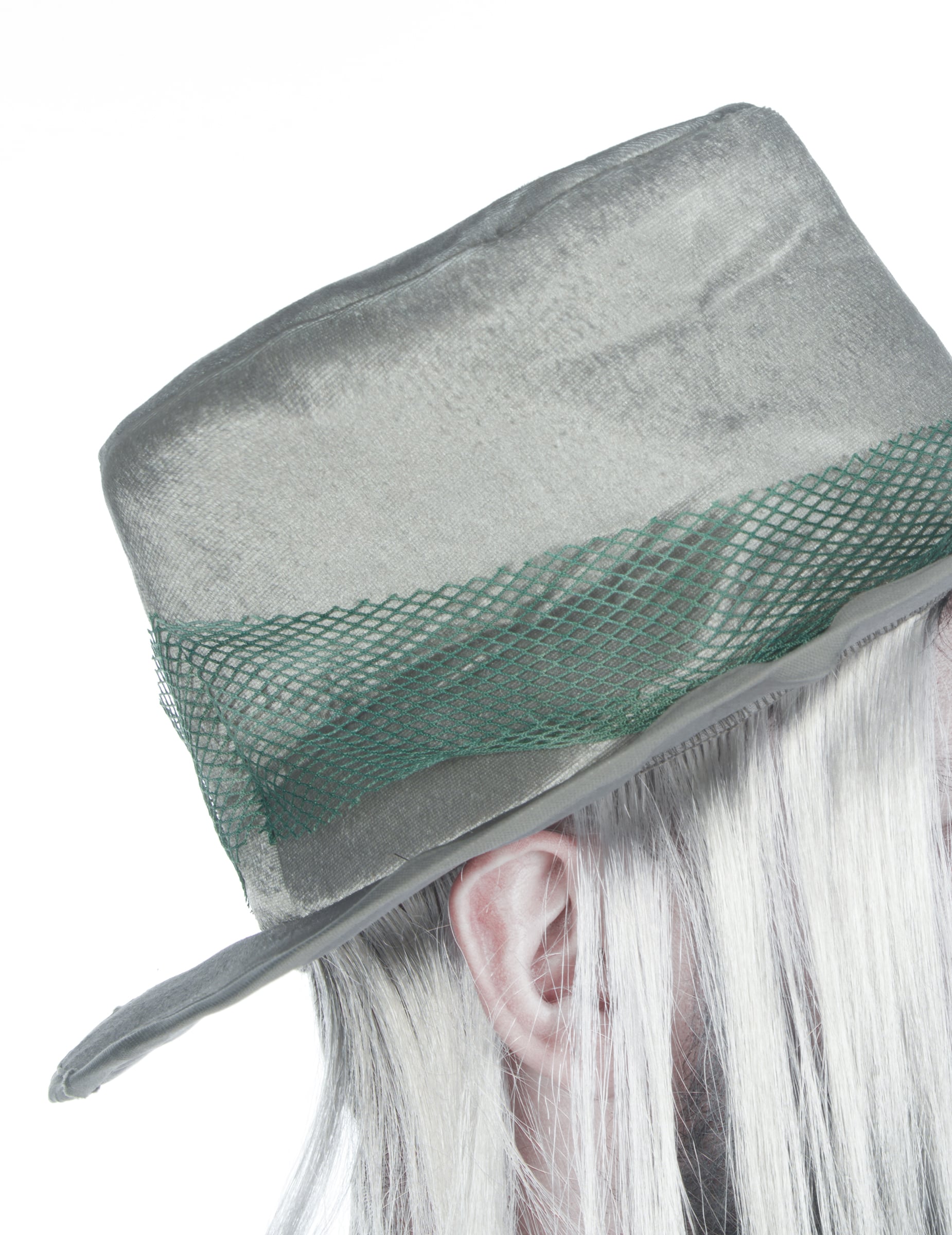 Gros plan sur le chapeau avec filet vert du déguisement marié fantôme pour adulte