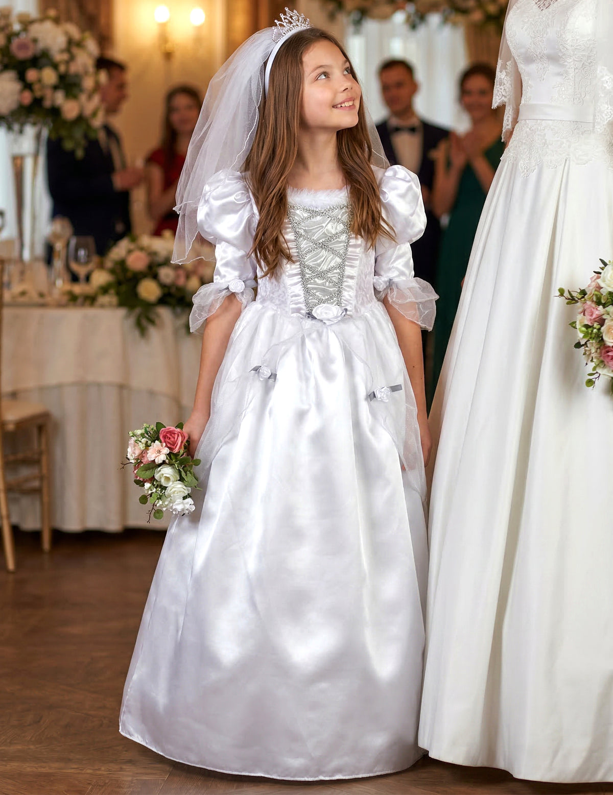 Mise en situation du déguisement de mariée pour fille