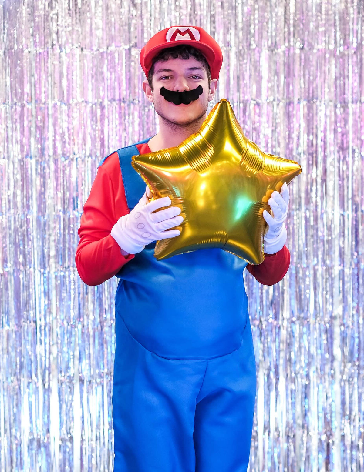 Mise en situation avec un ballon étoile dorée du déguisement de Mario pour adulte