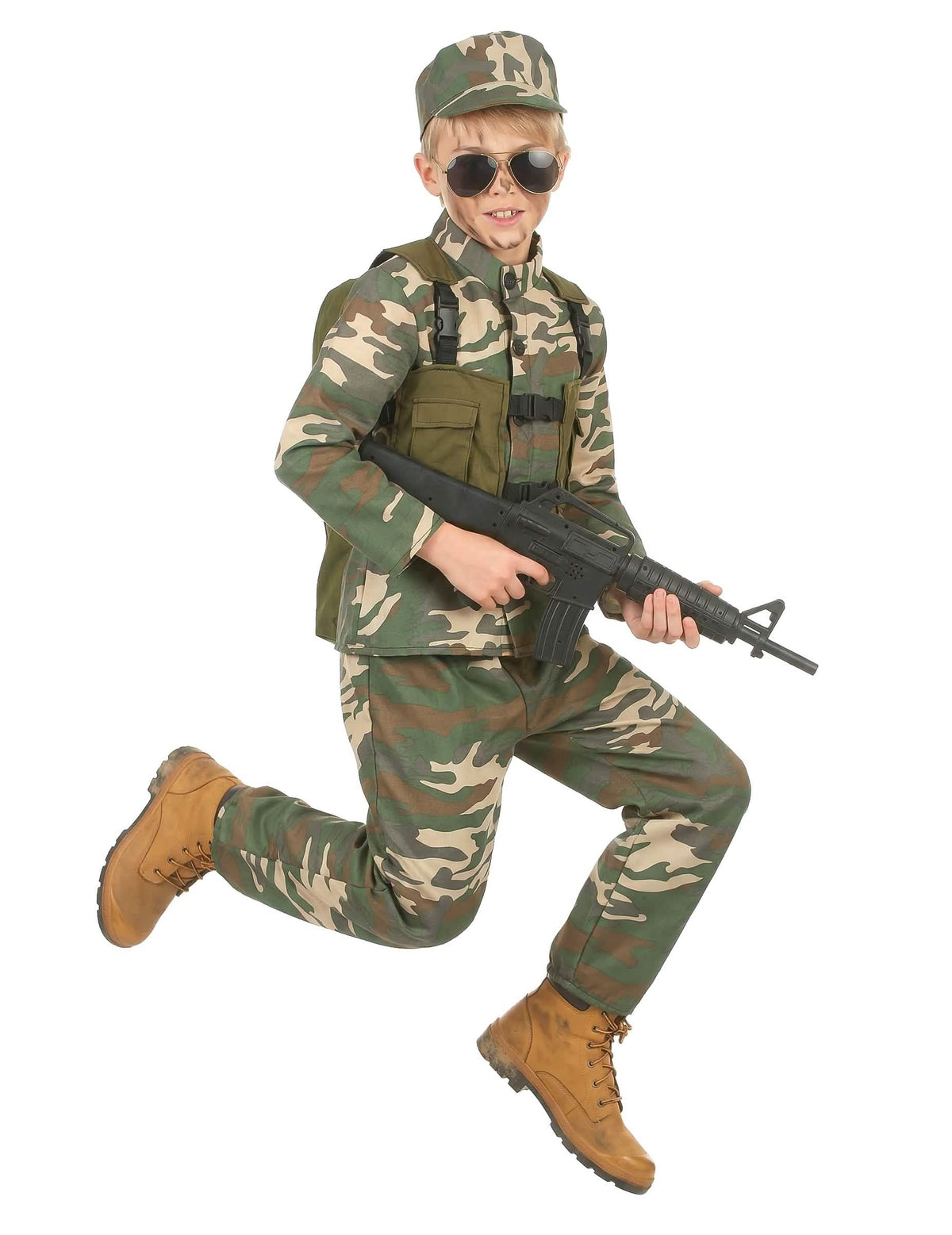 Vista de perfil em ação com arma de brinquedo do fato militar para menino