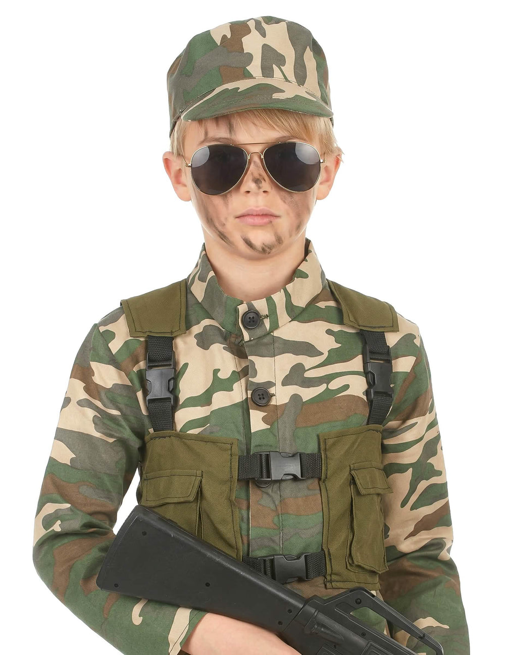 Grande plano sobre os acessórios e a parte superior do disfarce militar para menino