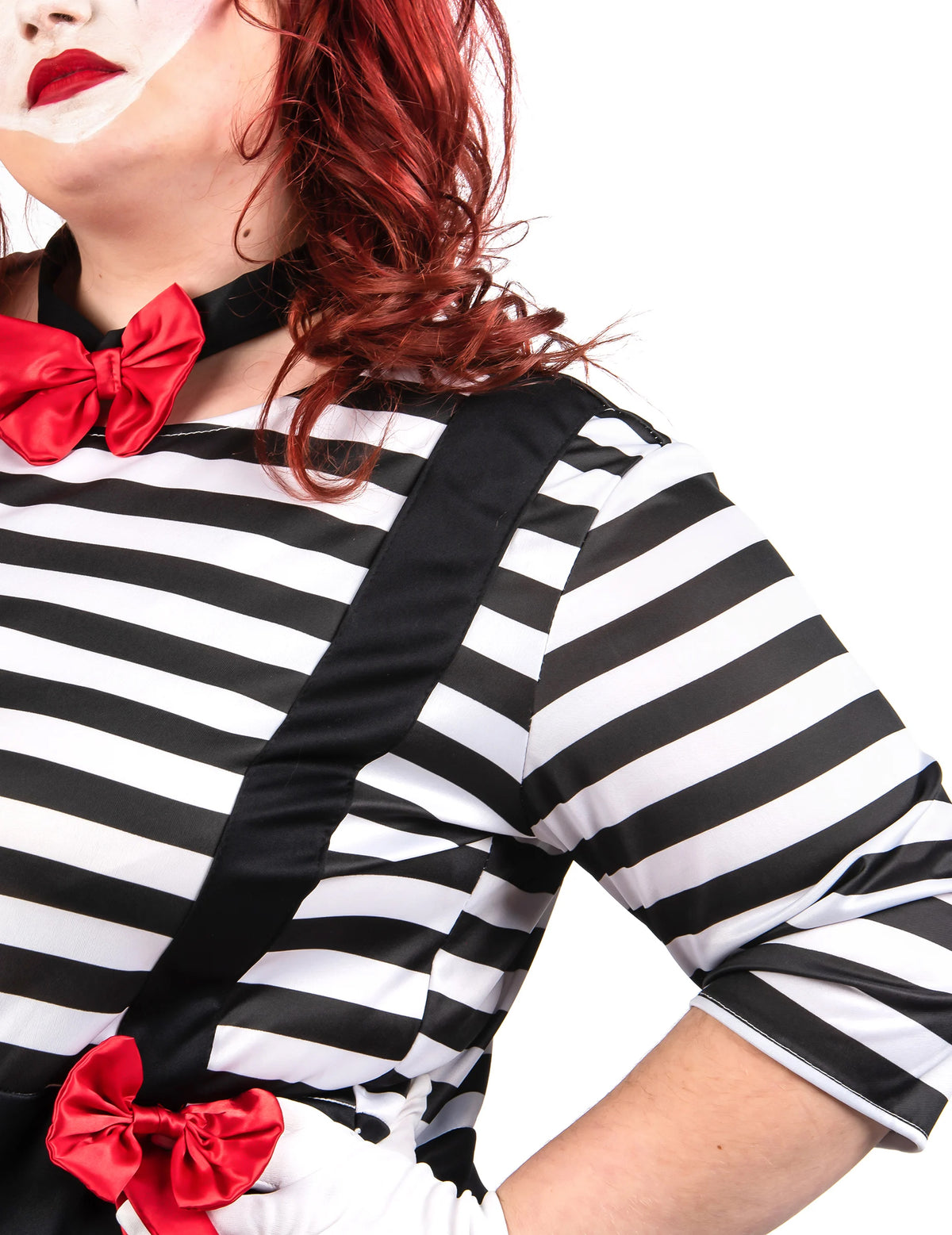 Détail du haut rayé et du nœud papillon du déguisement de mime pour femme