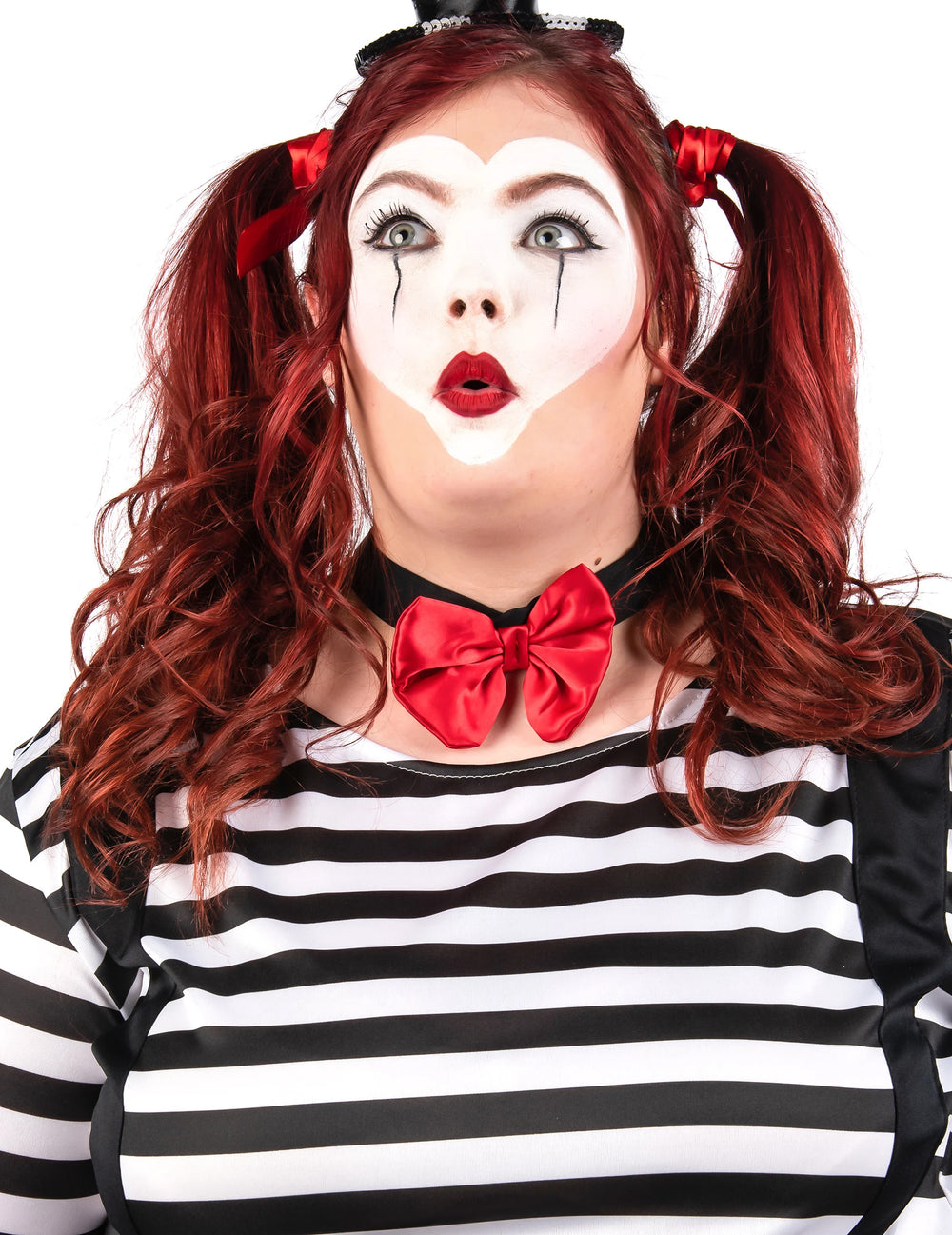 Gros plan sur le maquillage du visage du déguisement de mime pour femme