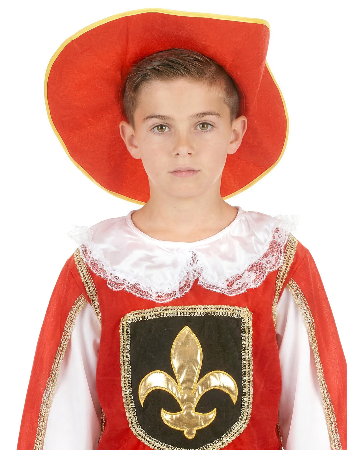 Gros plan sur le chapeau et le col du déguisement de mousquetaire pour garçon