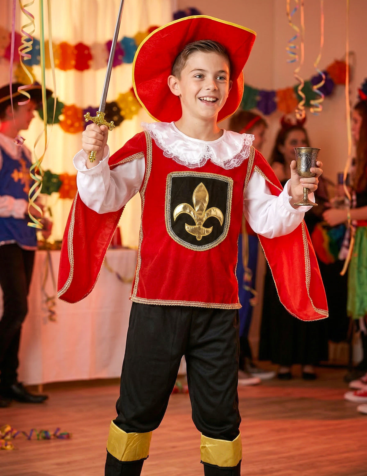 Mise en situation avec accessoires du déguisement de mousquetaire pour garçon