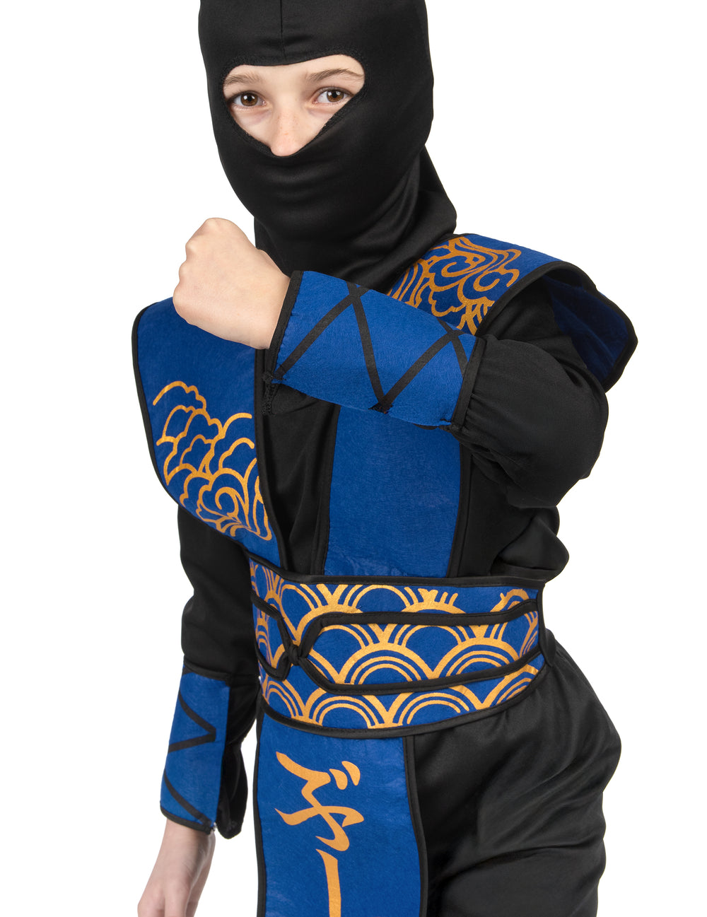 Gros plan sur la cagoule et le protège-bras du déguisement ninja pour garçon