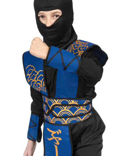 Gros plan sur la cagoule et le protège-bras du déguisement ninja pour garçon