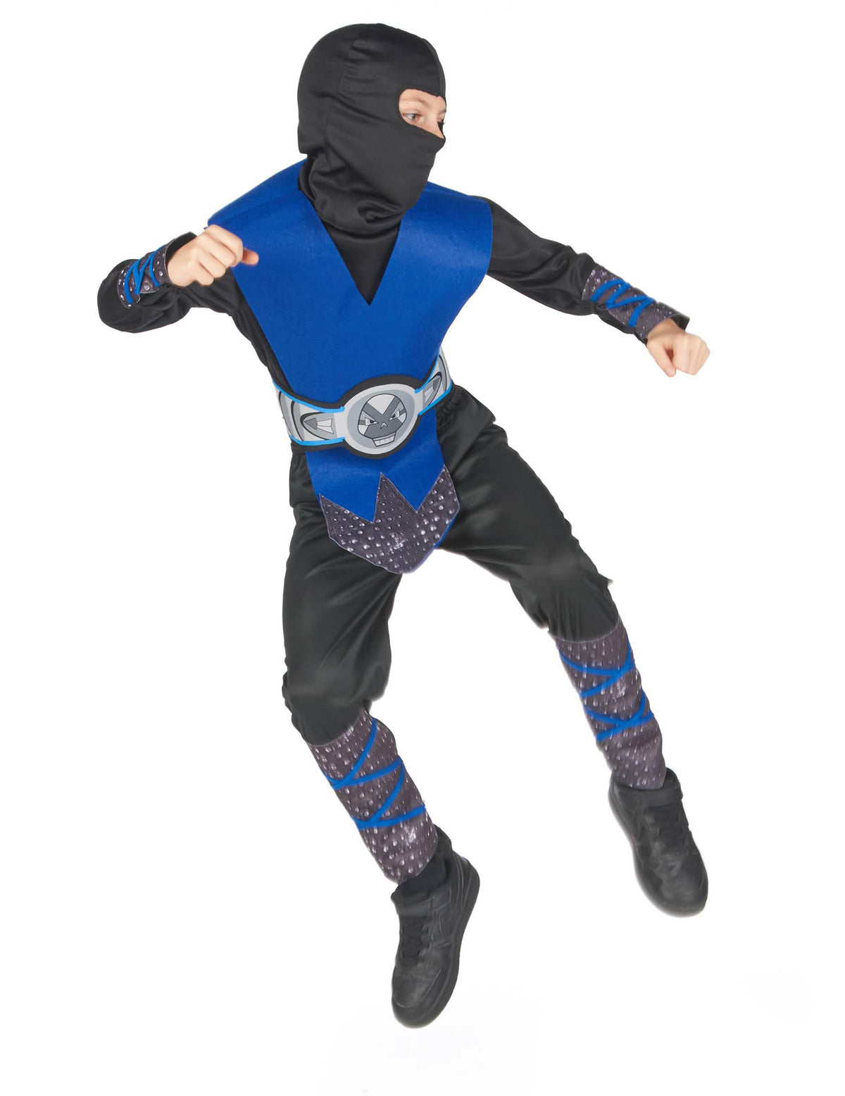 Vista em pleno salto do disfarce ninja para menino