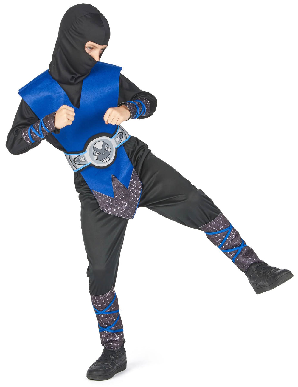 Vista de perfil com pontapé do disfarce de ninja para menino