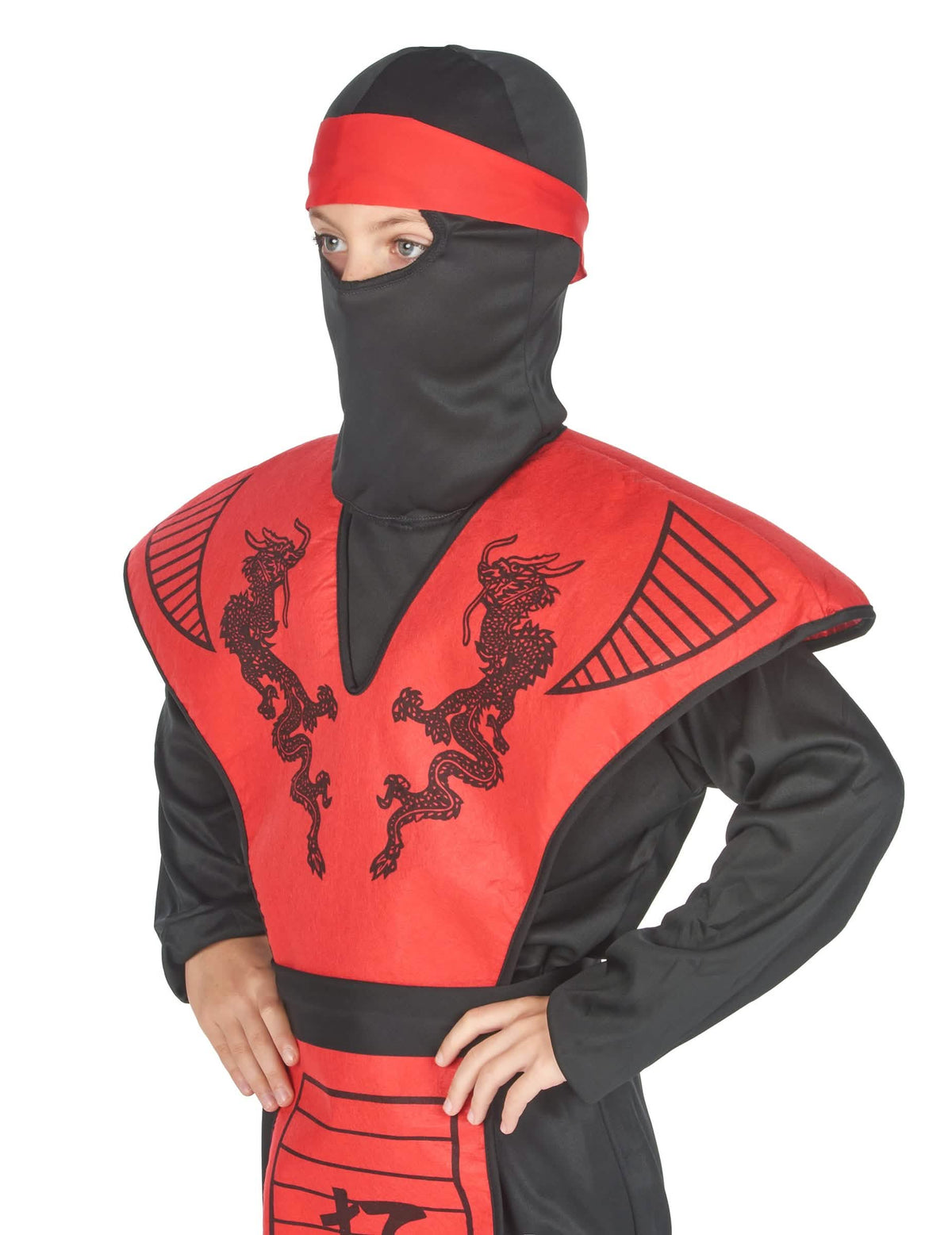 Grande plano sobre o busto e o capuz do disfarce ninja dragão vermelho para menino