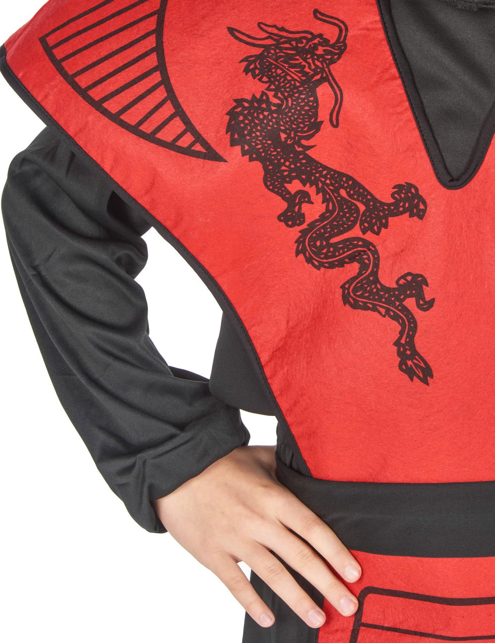 Grande plano sobre o estampado de dragão do fato de ninja dragão para menino