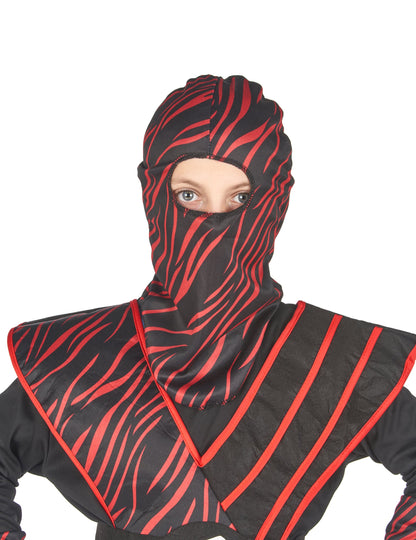 Gros plan sur la cagoule du déguisement ninja fauve pour garçon