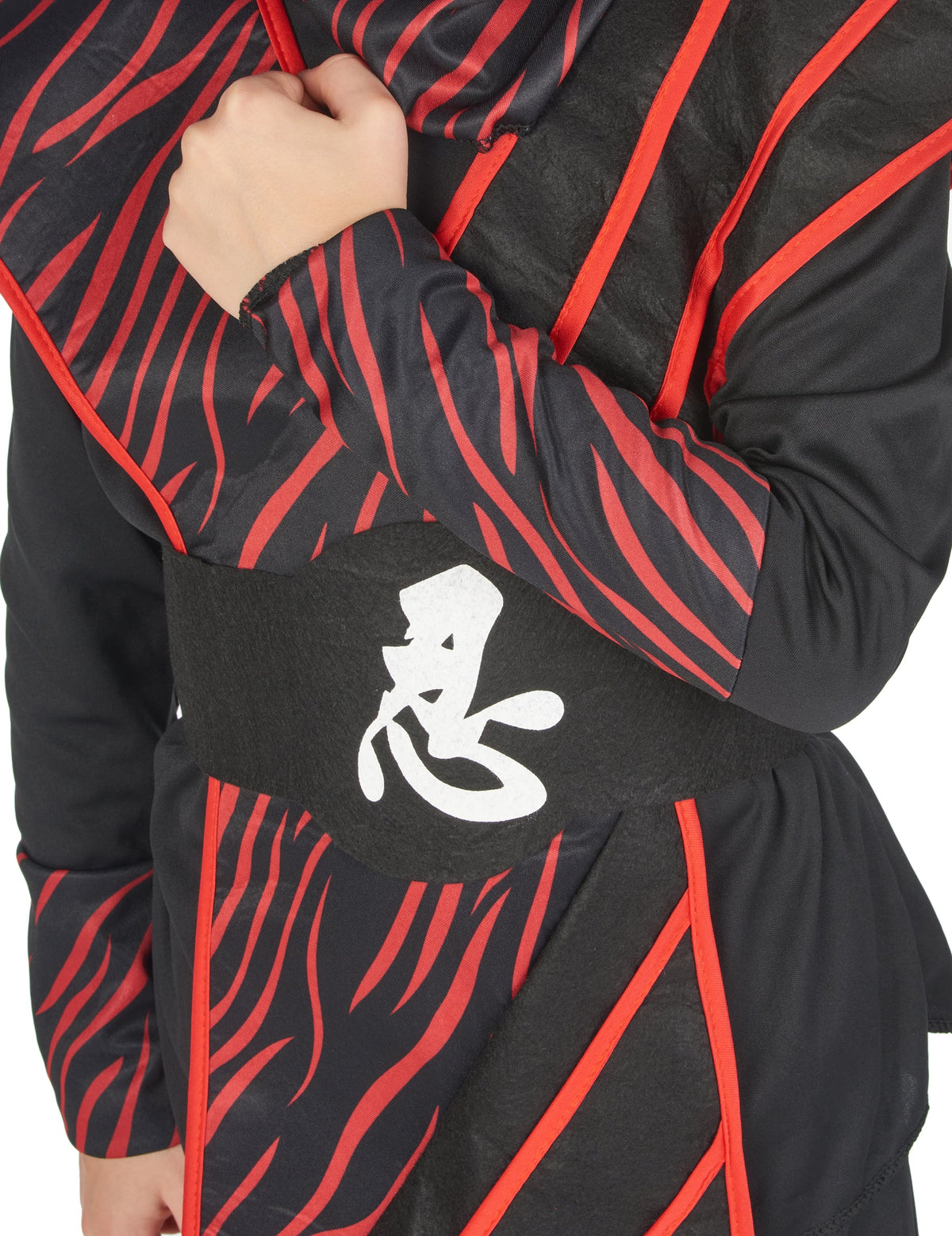 Gros plan sur la ceinture et le buste du déguisement ninja fauve