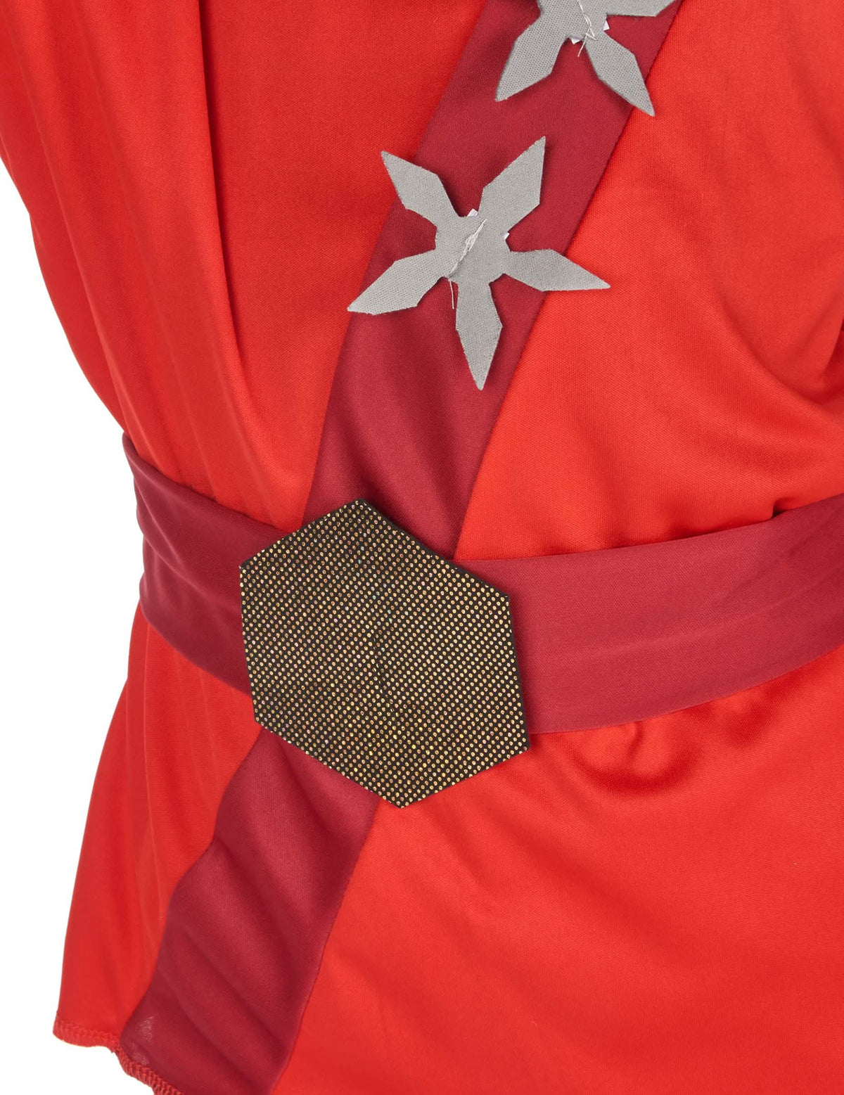 Detalhe da fivela do cinto e das estrelas de arremesso do disfarce de ninja