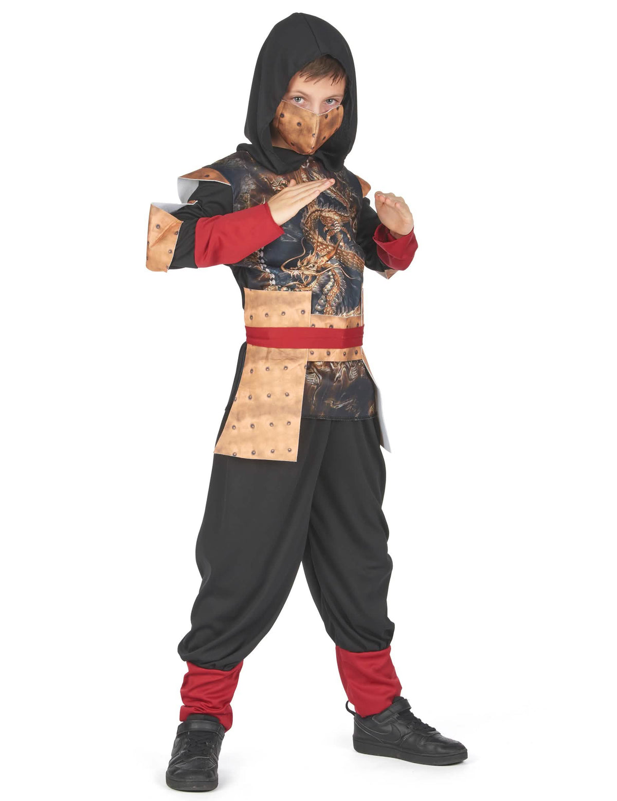 Pose de combate do disfarce ninja tradicional para menino