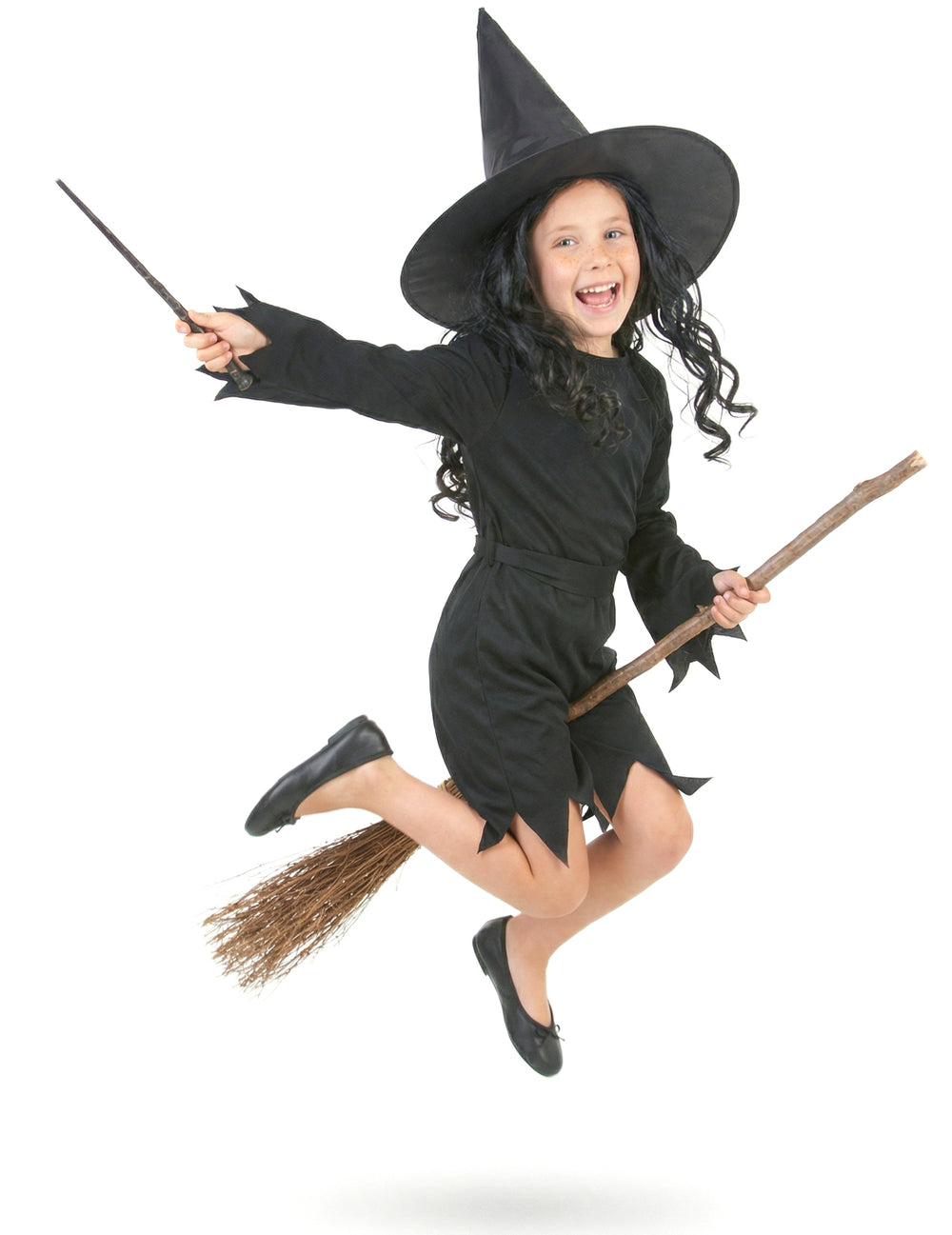 Mise en situation avec balai et baguette du déguisement de sorcière Halloween pour fille