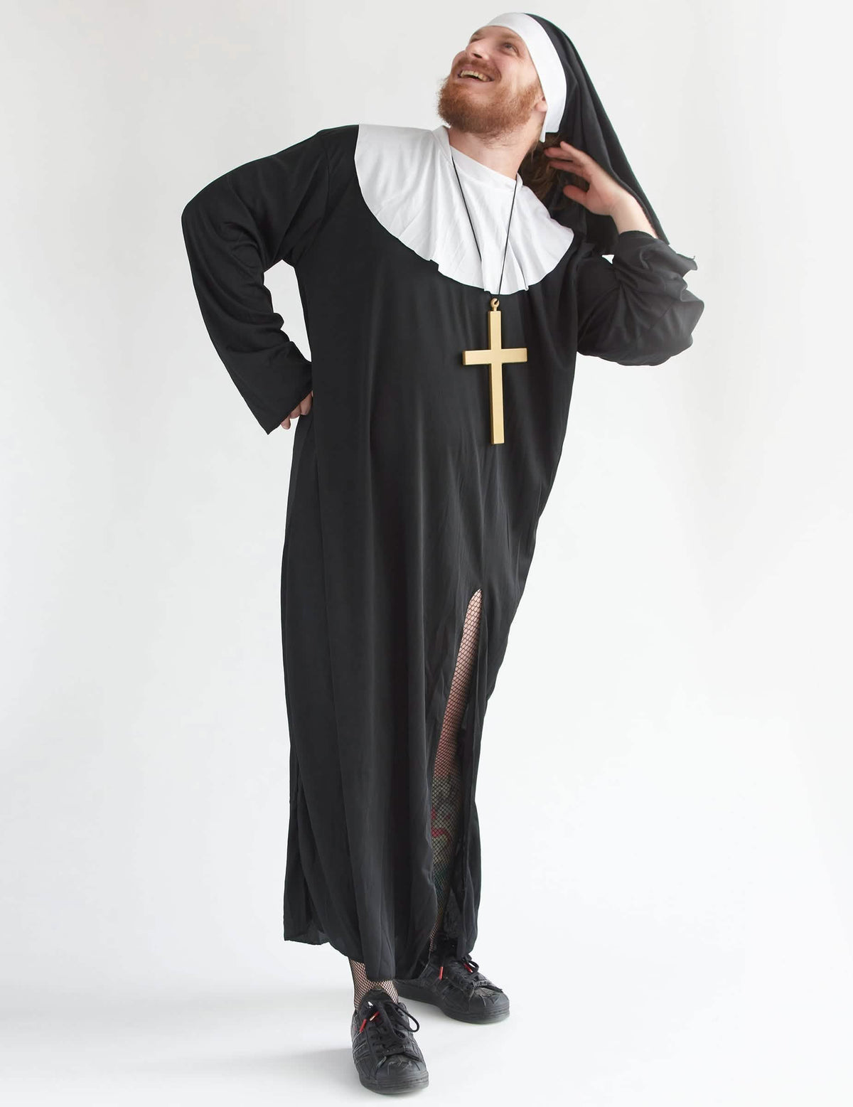 Pose décontractée avec main sur la tête du déguisement de nonne humoristique